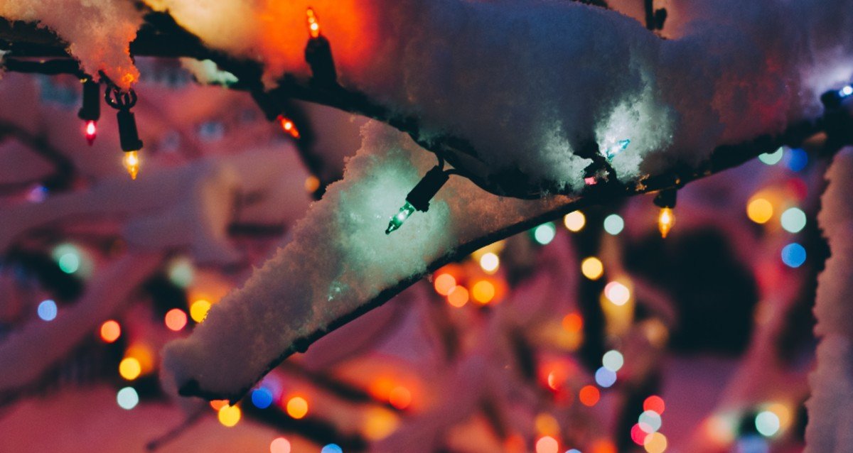 7 Creative Christmas Decorating Ideas Using Lights
