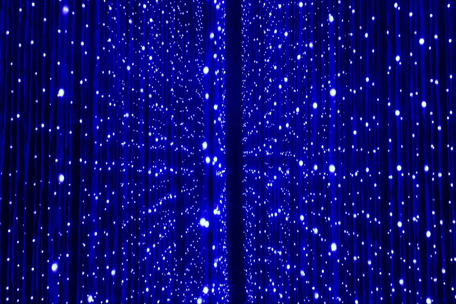 Visual comparison of lifespan between LED and incandescent Christmas lights