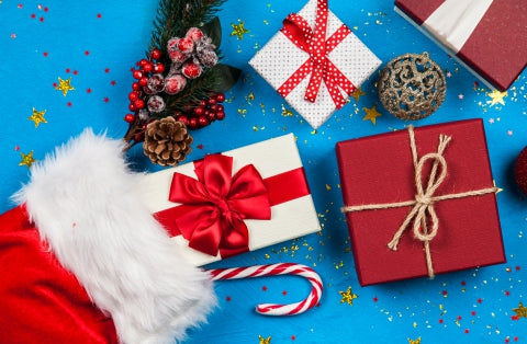 Une image de cadeaux sur fond bleu.