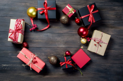 Une image de cadeaux dans un cercle.