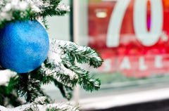 Une photo d'une décoration bleue sur un arbre de Noël.