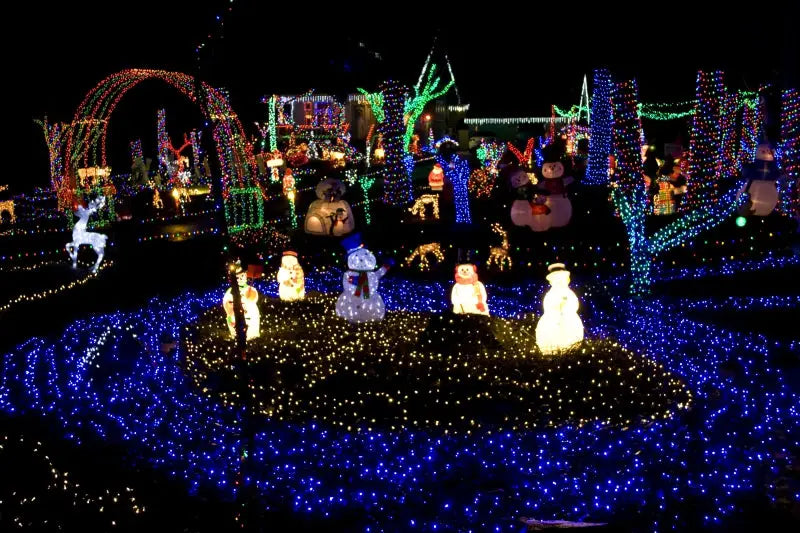 Scène d'éclairage de Noël avec bonhommes de neige, etc.