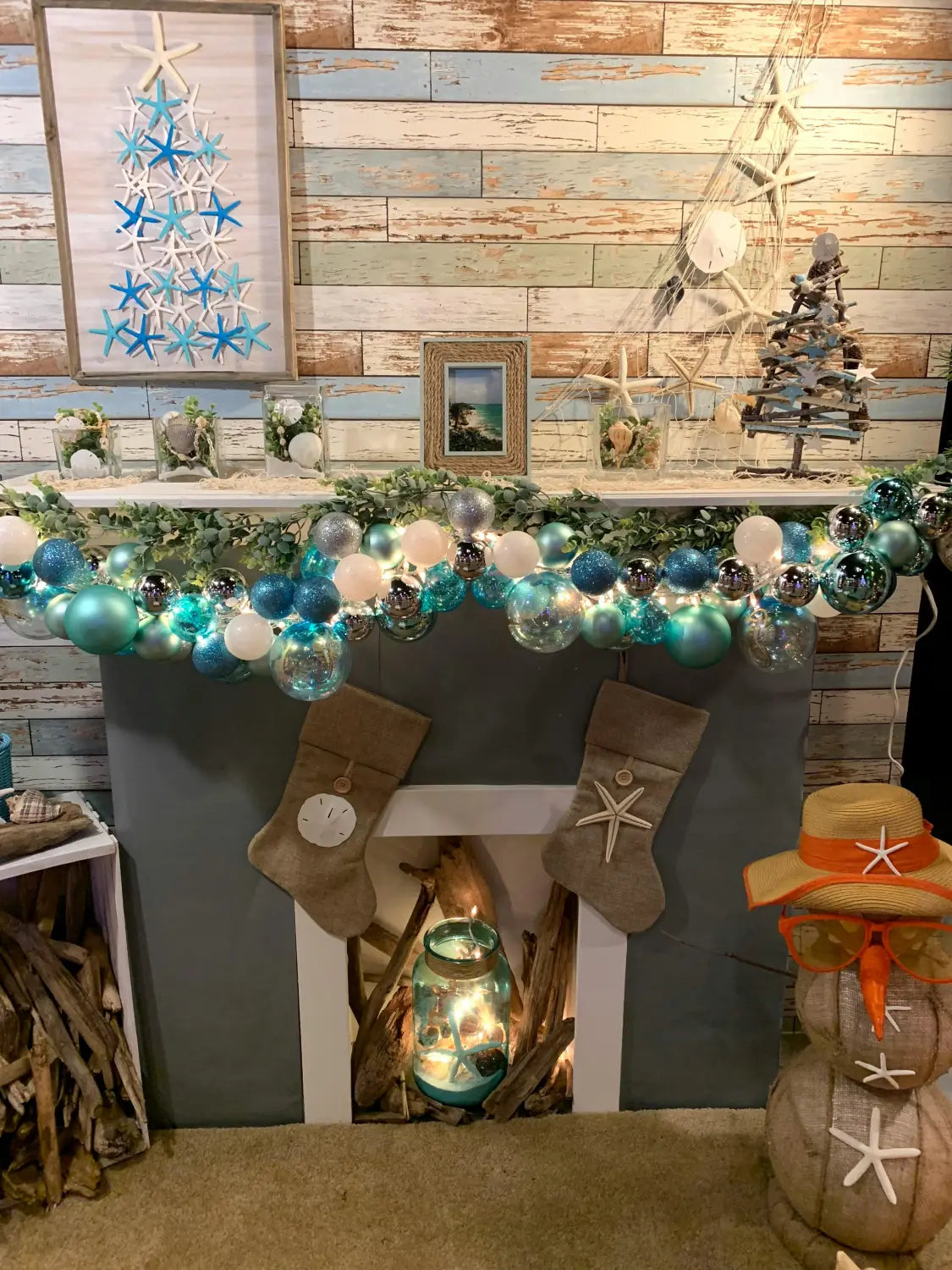 Warm & Inviting Christmas Mantel Decorating Ideas